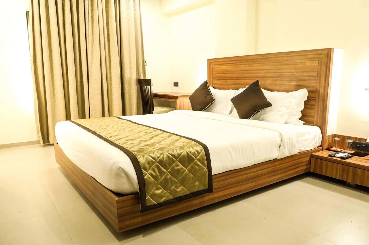 Kyriad Hotel Solapur By Othpl Exterior foto