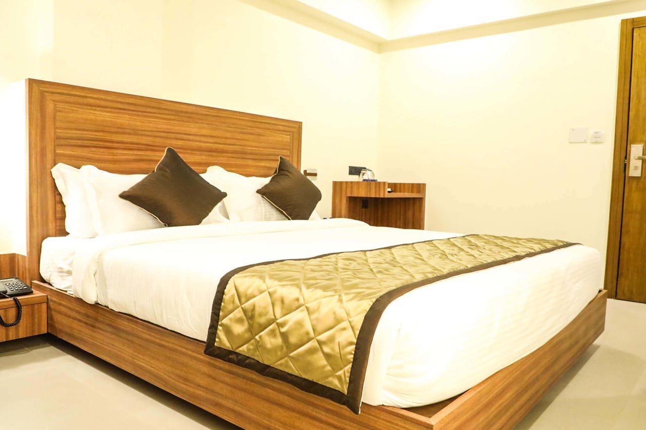 Kyriad Hotel Solapur By Othpl Exterior foto