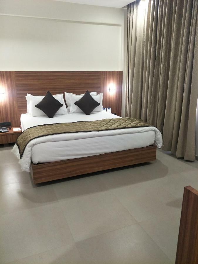 Kyriad Hotel Solapur By Othpl Exterior foto