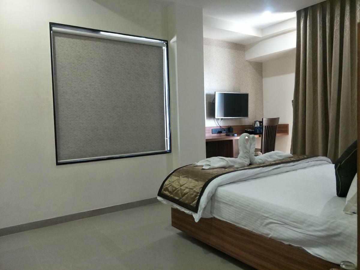 Kyriad Hotel Solapur By Othpl Exterior foto