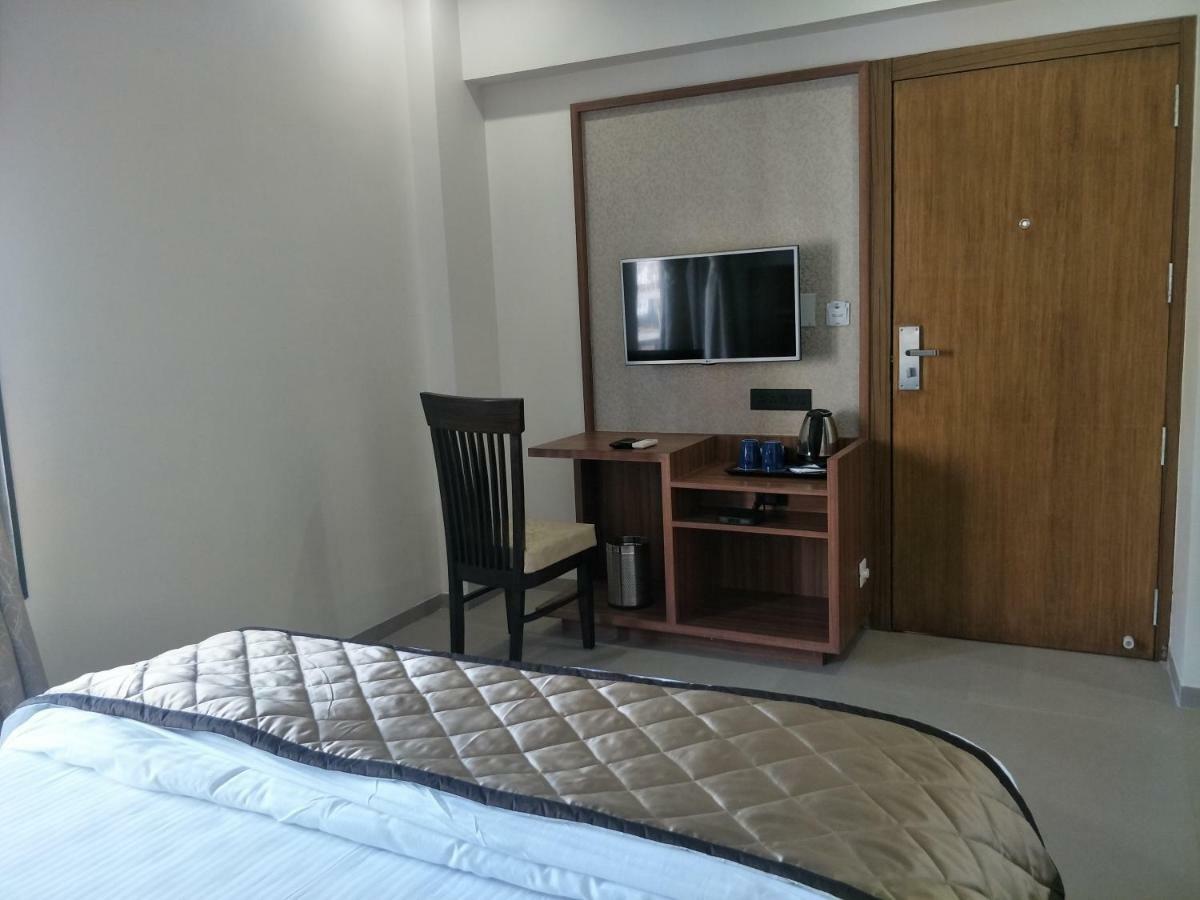 Kyriad Hotel Solapur By Othpl Exterior foto