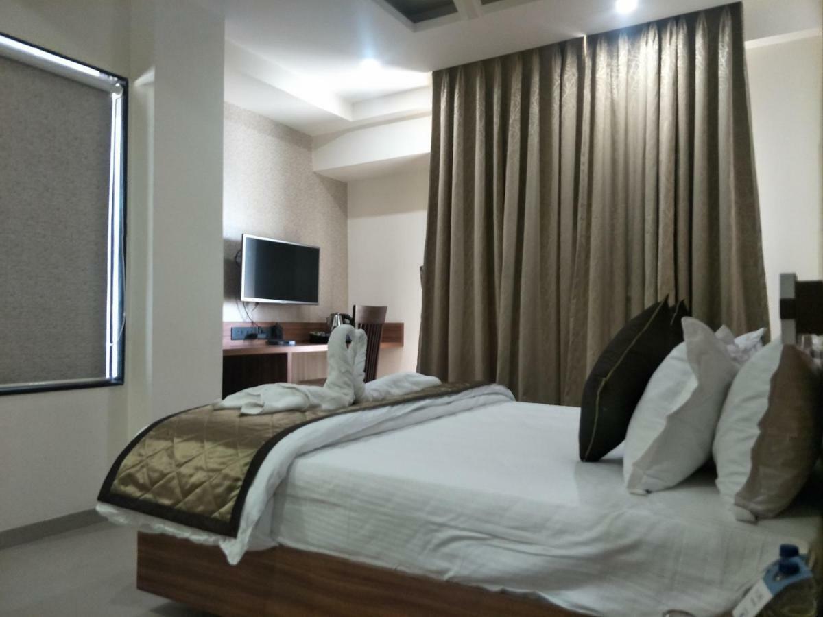 Kyriad Hotel Solapur By Othpl Exterior foto