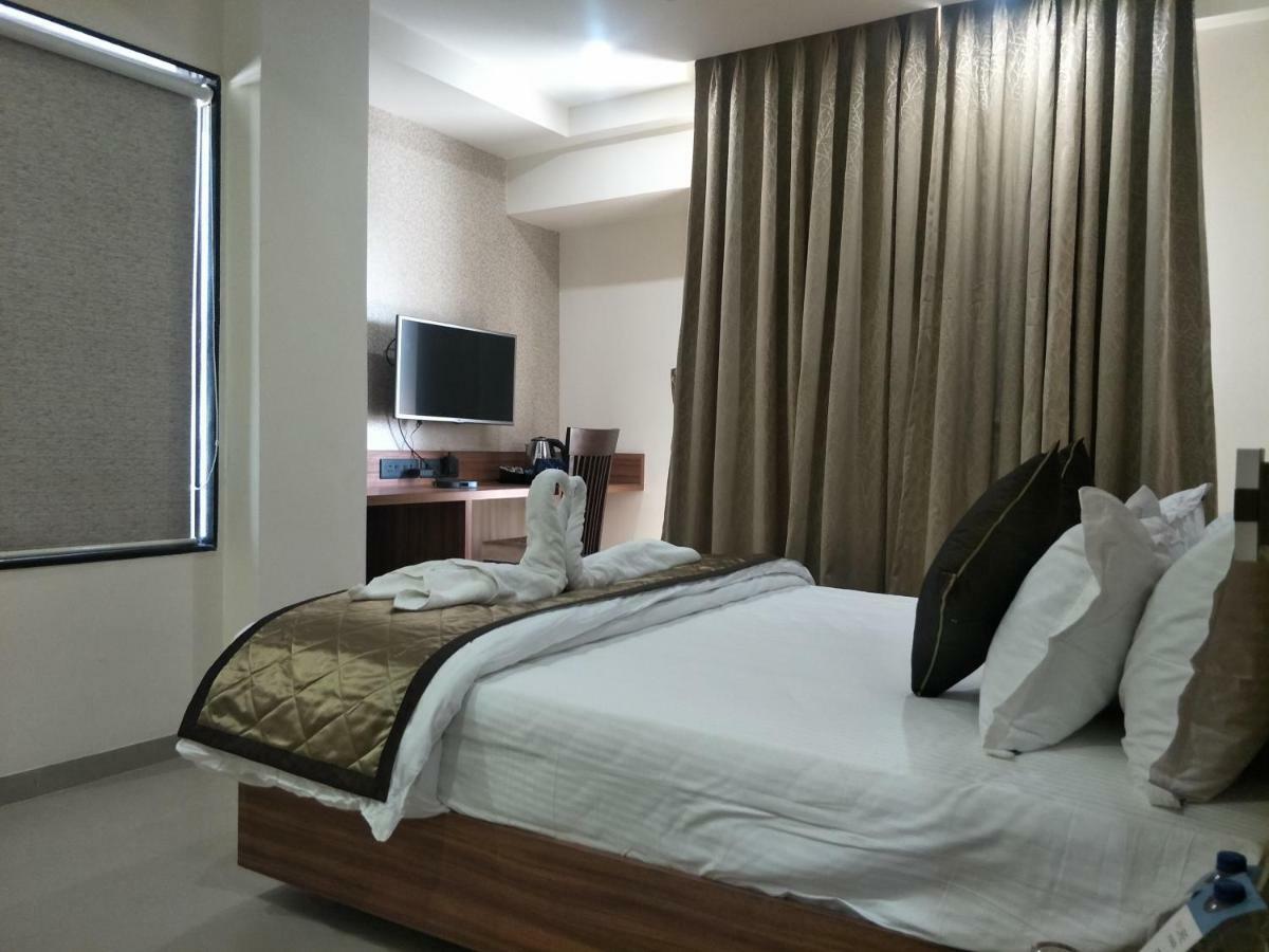 Kyriad Hotel Solapur By Othpl Exterior foto