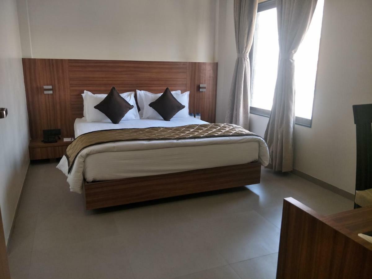 Kyriad Hotel Solapur By Othpl Exterior foto